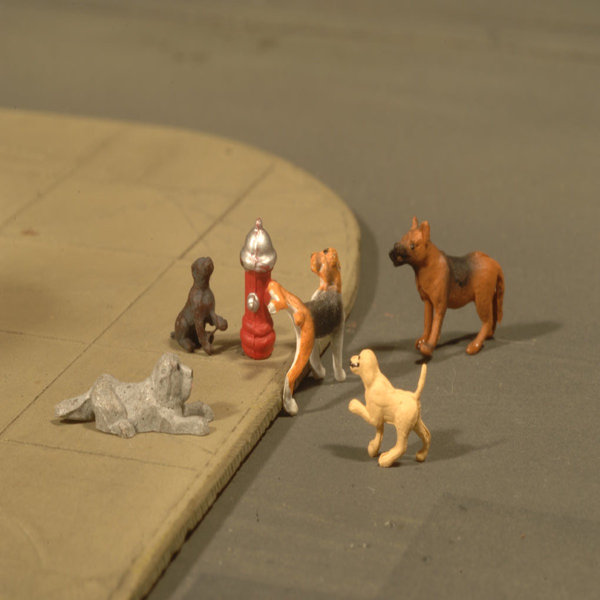 dogs-with-fire-hydrant-6-ho-scale